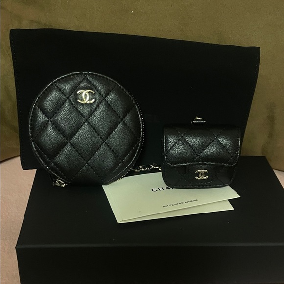 CHANEL Beaute VIP Black Quilted AirPod/wallet set - Picture 14 of 17